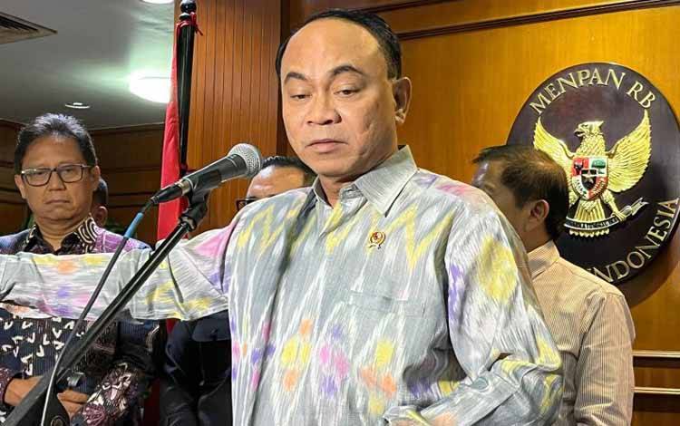 Menteri Komunikasi dan Informatika Budi Arie Setiadi saat memberikan keterangan kepada awak media di Kantor Kementerian PANRB, Jakarta, Selasa (30/7/2024). ANTARA/Narda Margaretha Sinambela