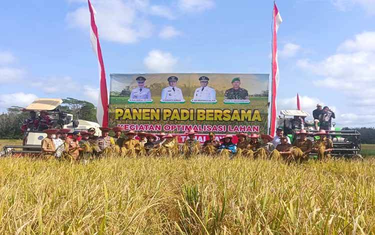 Pj Bupati Pulang Pisau Panen Padi di Desa Tahai Jaya