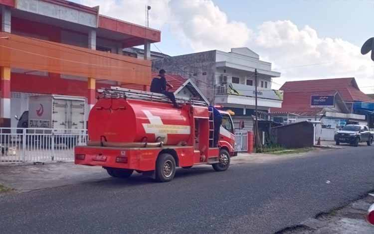 Salah satu armada pemadam kebakaran saat bergerak untuk melakukan pemadaman kebakaran lahan di Kuala Pembuang ( Foto : Ist)