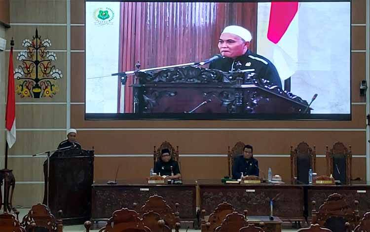 Anggota DPRD Kapuas, Didi Hartoyo saat menyampaikan pendapat akhir fraksi PDI Perjuangan dalam paripurna. (FOTO: DODI)