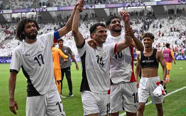 Para pemain Mesir U-23 merayakan keberhasilannya meraih kemenangan kontra Spanyol U-23 dengan skor 2-1 pada pertandingan Grup C Olimpiade Paris 2024 di Stadion Bordeaux, Bordeaux, Selasa (30/7/2024). (ANTARA/AFP/PHILIPPE LOPEZ)