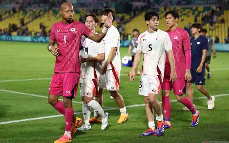 Beberapa pemain Jepang U-23 merayakan keberhasilan mereka meraih kemenangan atas Israel 1-0 pada pertandingan Grup C Olimpiade Paris 2024 cabang sepak bola putra di Stadion La Beaujoire, Nantes, Selasa (30/7/2024) waktu setempat. (ANTARA/AFP/ROMAIN PERROCHEAU)