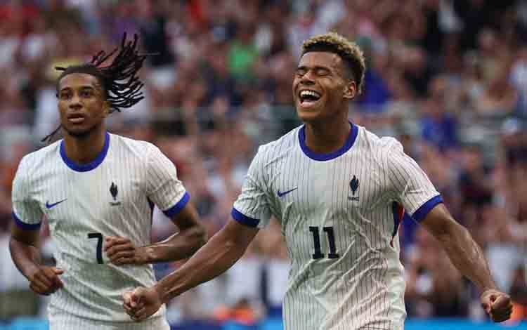 Gelandang Prancis Desire Doue #11 berselebrasi setelah mencetak gol kedua Prancis ke gawang Selandia Baru dalam pertandingan penyisihan grup A Olimpiade Paris 2024 di Marseille Stadium, Marseille, Selasa (30/7/2024). (Photo by Pascal GUYOT / AFP) (AFP/PASCAL GUYOT)