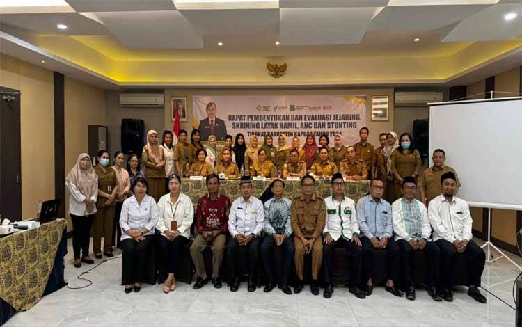 Jajaran Dinkes Kapuas bersama peserta Rapat pembentukan dan evaluasi jejaring skrining layak hamil, ANC, dan stunting tingkat Kabupaten Kapuas 2024. (FOTO: IST)