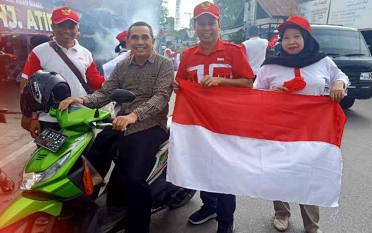 Badan KesbangPol Barito Utara Bagikan 2000 Lembar Bendera Merah Putih