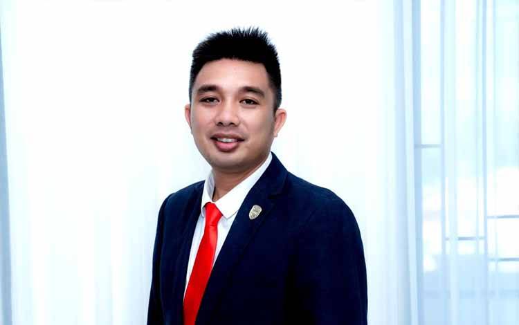 Anggota DPRD Barito Utara Apresiasi Gerakan Pembagian Bendera Merah Putih