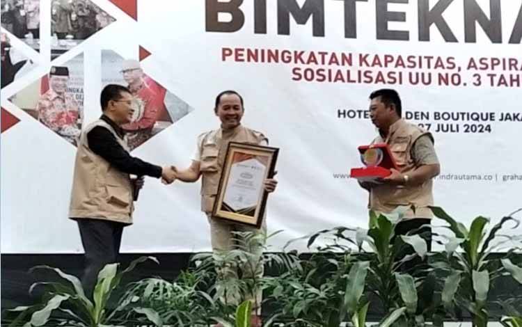 Ketua DPC ABPEDNAS Pulang Pisau, Karlulyn menerima piagam penghargaan di Jakarta belum lama ini (FOTO : IST)