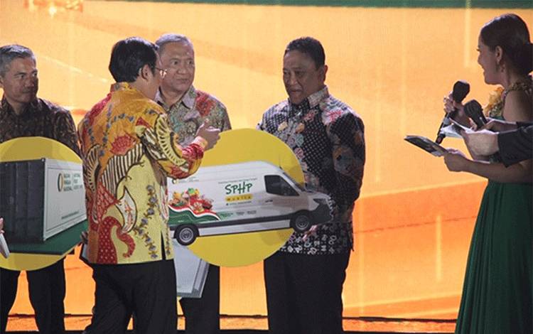 Wakil Gubernur Kalteng H. Edy Pratowo saat menerima secara simbolis Bantuan Mobil Operasional untuk kegiatan Stabilisasi Pasokan dan Harga Pangan dari Kepala Badan Pangan Nasional Arief Prasetyo Adi. (FOTO: IST)