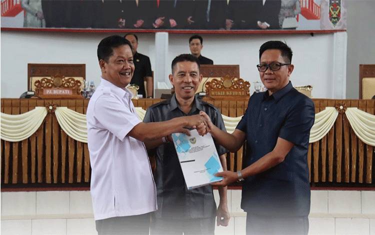 Pj Bupati Seruyan Sampaikan Pidato Pengantar KUA-PPAS Perubahan APBD 2024