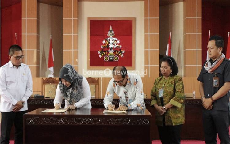 Pj Bupati Pulang Pisau Nunu Andriani saat menandatangani MOU (FOTO :IST)