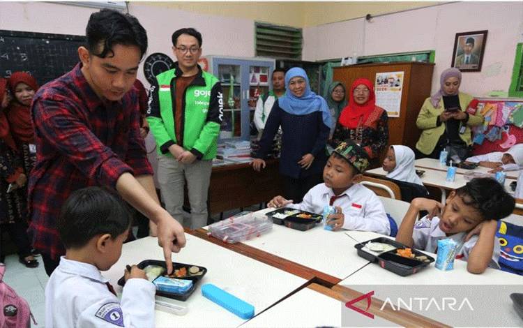 Gibran Puji Uji Coba Pemberian Makan Siang Gratis di Surabaya
