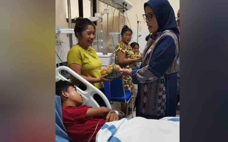 Pj Wali Kota Palangka Raya Jenguk Anak Diduga Keracunan Makanan