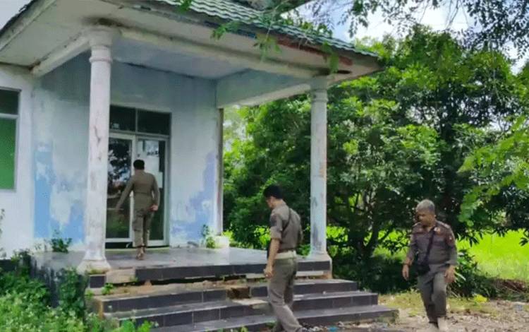 Personel Satpol PP dan Damkar Kapuas Patroli Pengawasan Bangunan Eks Danum
