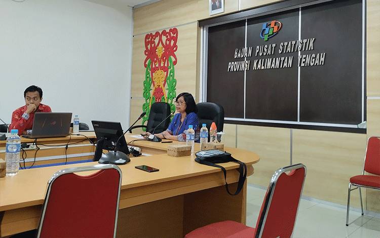 Kepala BPS Kalteng, Agnes Widiastuti menyampaikan berita resmi statistik Juli 2024 pada Kamis, 1 Agustus 2024. (FOTO: TESTI PRISCILLA)