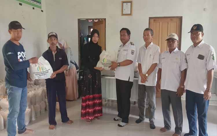 Camat Kapuas Kuala Kunjungi Desa Lupak Timur Monitoring Penyaluran Bantuan Kerawanan Pangan