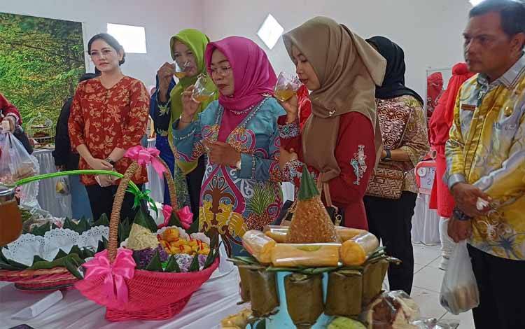 Ketua TP-PKK Kotim Apresiasi Festival Kue Tradisional