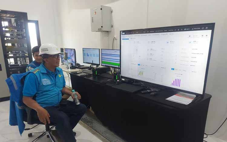 General Manager PLN UID Kalimantan Timur dan Kalimantan Utara, Agung Murdifi, saat memantau produksi listrik bertenaga surya di PLTS Pemaluan, Penajam Paser Utara, Kalimantan Timur, Kamis (1/8/2024). ANTARA/Andi Firdaus