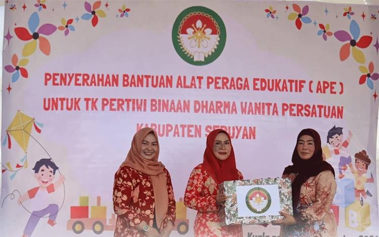 Pj Ketua Tim Penggerak PKK Seruyan Serahkan Bantuan APE untuk TK Pertiwi