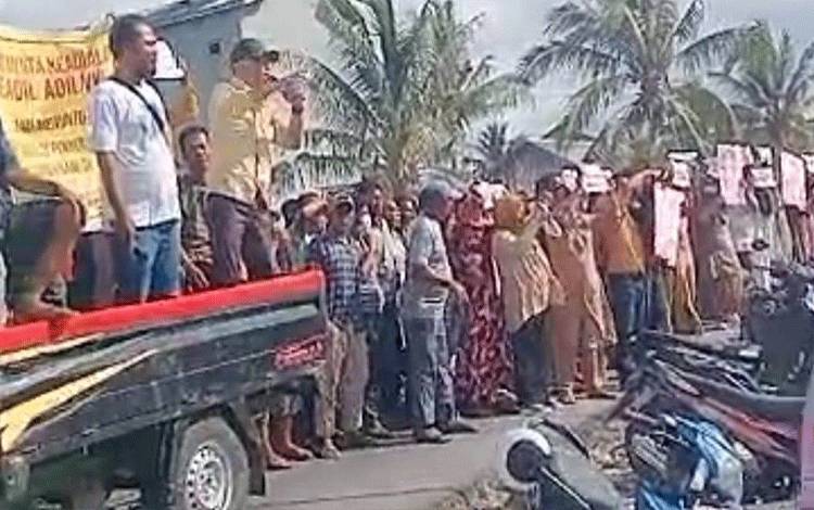Warga Desa Sungai Damar Demo, Mosi tak Percaya Kepada Pemdes atas Penyelesaian Sengketa Lahan