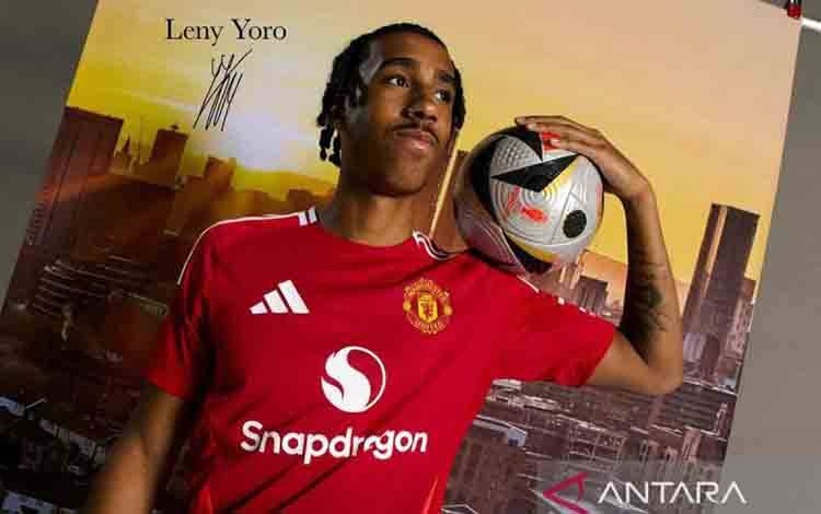 Baru Gabung MU, Leny Yoro Terancam Absen Tiga Bulan karena Cedera