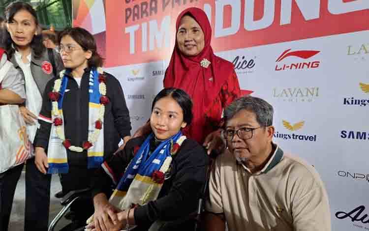 Pesenam Indonesia, Rifda Irfanaluthfi (tengah) berfoto bersama kedua orang tuanya saat tiba dari Olimpiade Paris 2024 di terminal 3 Bandara Soekarno-Hatta, Tangerang, Kamis (1/8/2024). (ANTARA/FAJAR SATRIYO)