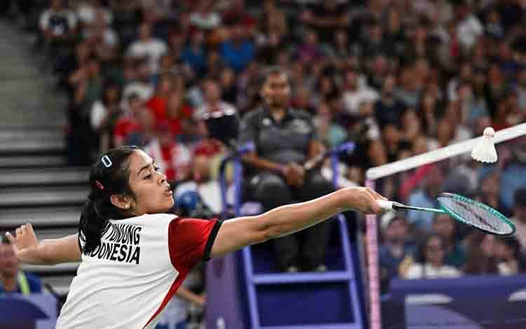 Pebulu tangkis tunggal putri Indonesia Gregoria Mariska Tunjung mengembalikan kok ke arah lawannya pebulu tangkis Republik Ceko Tereza Svabikova pada babak penyisihan grup G Olimpiade Paris 2024 di Porte De La Chapella Arena, Paris, Prancis, Rabu (31/7/2024). WAHYU PUTRO A/Wahyu Putro A
