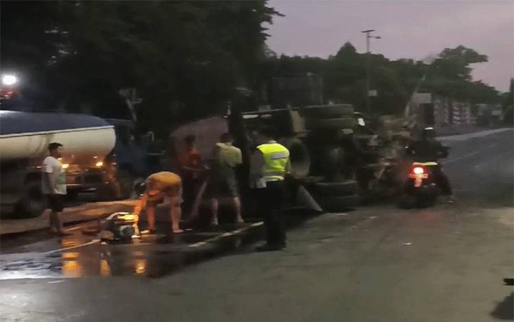 Tabrak Trotoar, Truk CPO Terguling di Jalan Trans Kalimantan Depan Taman RTH Kasongan