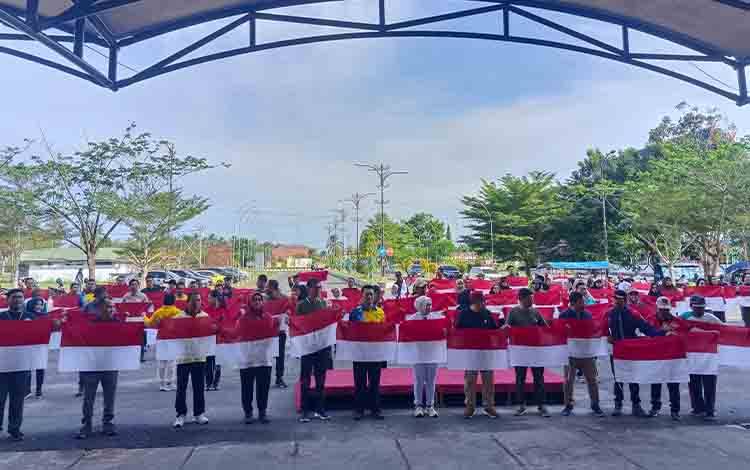 Kepala Badan Kesbangpol Pulang Pisau Sugondo Foto bersama dengan Pj Bupati Pulpis. (FOTO: RETHA)