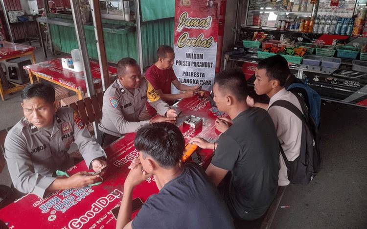 Polsek Pahandut Ajak Remaja dan Pelajar Jaga Kamtibmas melalui Program Jumat Curhat