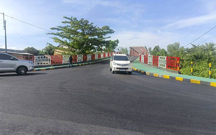 Jembatan Djanias Djangkan terlihat sudah dilalui banyak kendaraan ( FOTO : RETHA)?