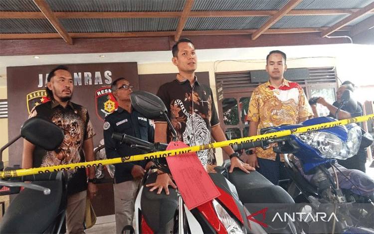 Kasat Reskrim Polresta Palangka Raya Kompol Ronny M Nababan (tengah) menunjukkan sejumlah sepeda motor hasil curian yang dilakukan 10 anak dan satu remaja di wilayah hukumnya,Jumat (2/8/2024). ANTARA/Adi Wibowo