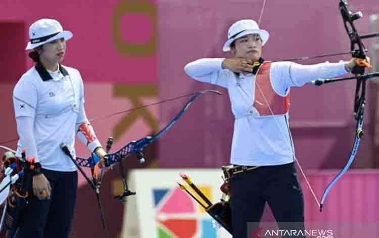 Dua atlet panahan Korea Selatan Kang Chae-young (kanan) dan Jang Min-hee saat berlomba dalam perempat final beregu putri Olimpiade Tokyo 2020 di Yumenoshima Park Archery Field di Tokyo pada 25 Juli 2021. Tim putri Korea Selatan untuk kesembilan kali berturut-turut merebut medali emas Olimpiade nomor beregu putri sejak nomor ini dilombakan pada Olimpiade 1988. (ANTARA/Photo by Adek Berry/ AFP/pri.)
