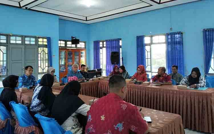 Kadis Perikanan Seruyan Halidah dan jajaran saat melakukan pertemuan bersama CSR Manager PT Mustika Sembuluh. (Foto: Ist)