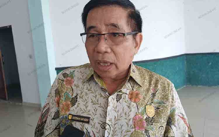 Ketua DPRD Gunung Mas Akerman Sahidar saat ditemui oleh wartawan. (fOTO: RISKA YULYANA)