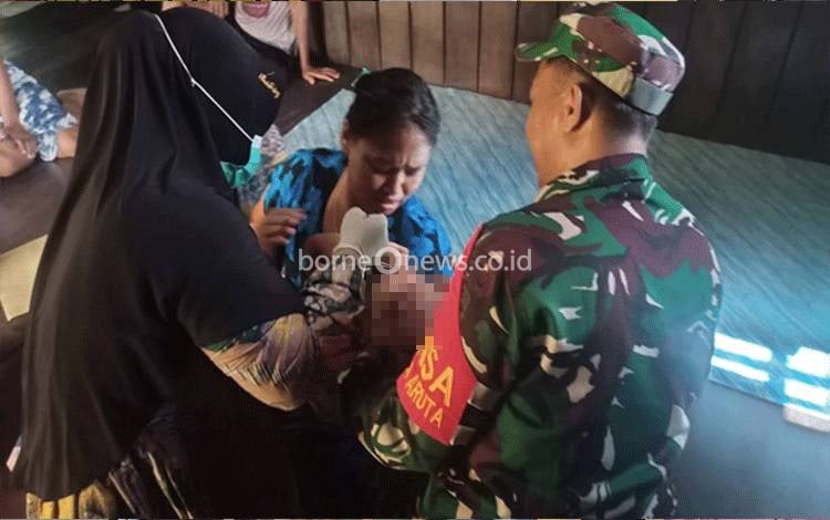 Sukseskan PIN Polio, Babinsa Aruta Dampingi Nakes Kunjungi Rumah Warga