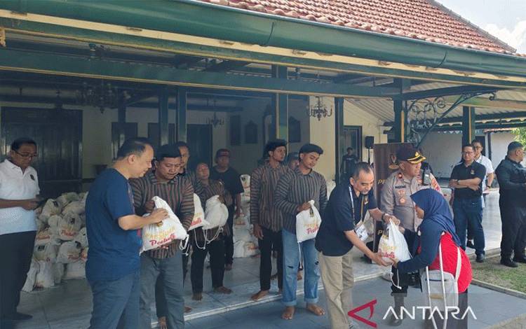 Piala Presiden Bagikan Ribuan Paket Sembako Kepada Masyarakat Solo