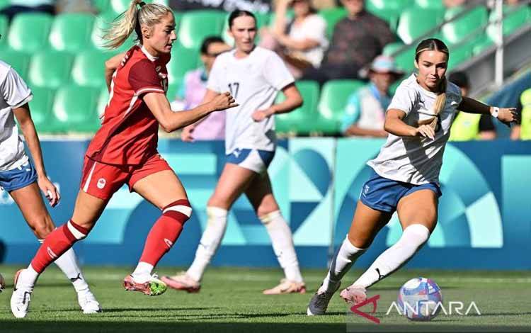 Striker timnas putri Kanada Janine Beckie (kiri) berduel memperebutkan bola dengan gelandang Selandia Baru Macey Fraser dalam laga Grup A Sepak Bola Putri Olimpiade Paris 2024 di Stadion Geoffroy-Guichard di Saint-Etienne, Prancis (25/7/2024). ANTARA/AFP/Arnaud Finistre/aa.