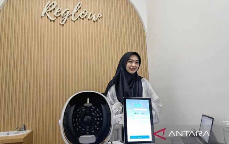 Dr Shindy Putri di klinik kecantikan miliknya di Solo, Jawa Tengah, Sabtu (3/8/2024). ANTARA/Aris Wasita