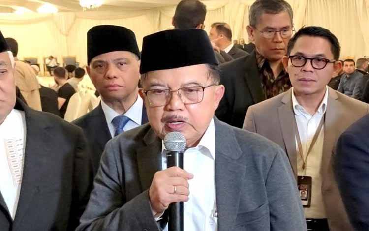 Wakil Presiden RI ke 10 dan 12, Jusuf Kalla (JK) didampingi sejumlah tokoh Indonesia menghadiri prosesi pemakaman petinggi Hamas Ismail Haniyeh di kawasan Jelailah Street, Duhail Doha, Jumat (2/8/2024). (ANTARA/HO-Tim Media JK)