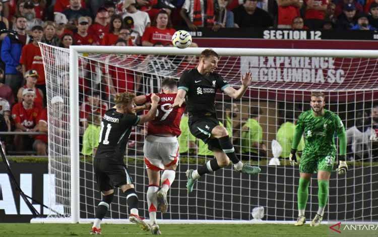 Bek Liverpool Sepp van den Berg (72) melompat untuk melakukan sundulan pada pertandingan kontra Manchester United pada laga pra-musim di Stadion Williams-Brice, Columbia, South Carolina, Amerika Serikat, Sabtu (3/8/2024). Pada pertandingan ini Liverpool menang 3-0 atas Manchester United. (ANTARA/AFP/PETER ZAY)