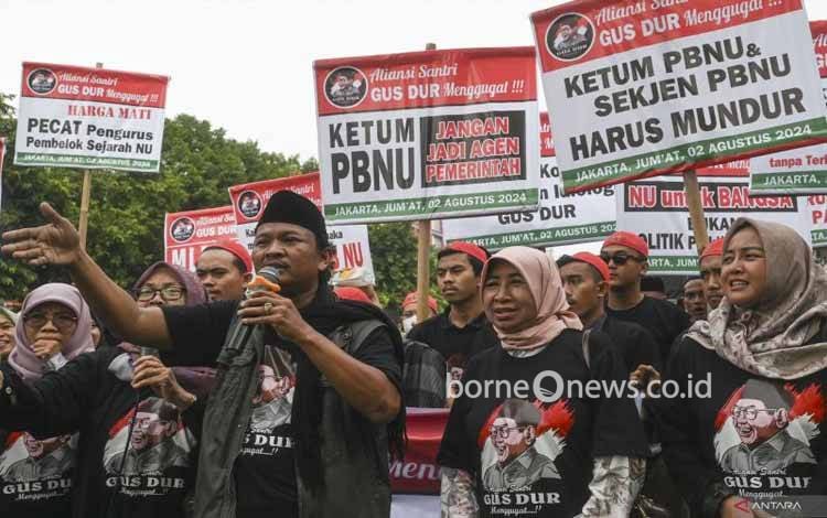Koordinator Aliansi Santri Gus Dur Menggugat Muhammad Solihin (kiri) menyampaikan aspirasi dalam unjuk rasa di depan Gedung PBNU, Jakarta, Jumat (2/8/2024). ANTARA FOTO/MUHAMMAD RAMDAN