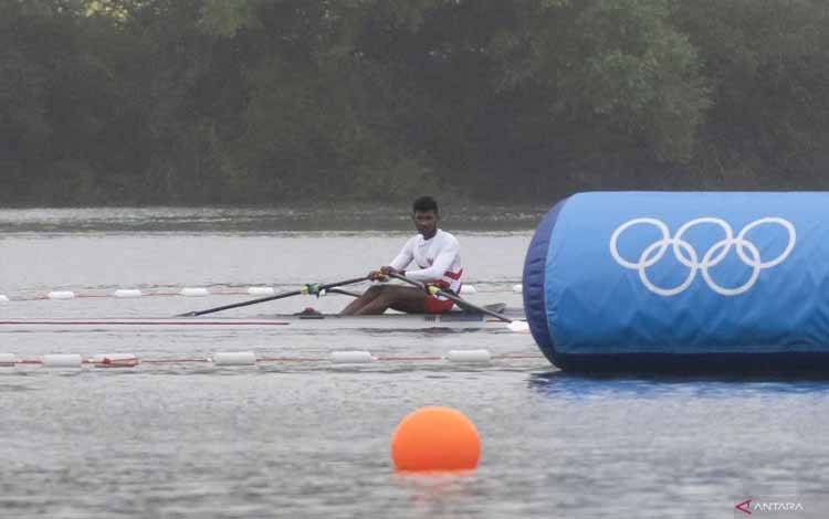 Atlet rowing putra Indonesia La Memo memacu kecepatan pada babak penyisihan nomor single sculls putra cabang dayung Olimpiade Paris 2024 di Nautical St - Flatwater, Paris, Prancis, Sabtu (27/7/2024). ANTARA FOTO/ADITYA PRADANA PUTRA
