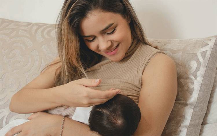 Ilustrasi - Seorang ibu menyusui bayinya. (ANTARA/Pexels/Letticia Massari)