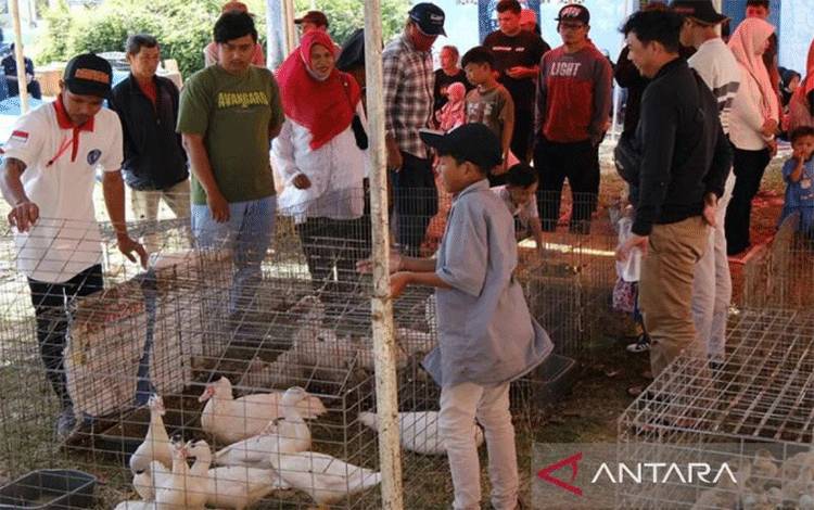 Sejumlah warga menyaksikan kontes entok di Kedu, Kabupaten Temanggung. ANTARA/Heru Suyitno