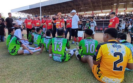 Bupati Kotawaringin Timur Halikinnor memotivasi pemain Sampit Selection, Minggu, 4 Agustus 2024. (FOTO: DEWI)