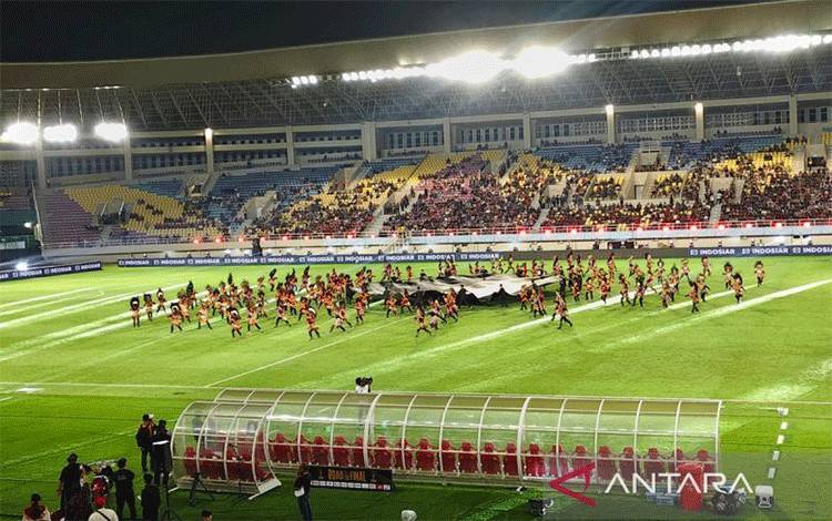 Penampilan tarian Topeng Ireng pada penutupan Piala Presiden 2024 di Stadion Manahan Solo, Jawa Tengah, Minggu (4/8/2024). ANTARA/Aris Wasita