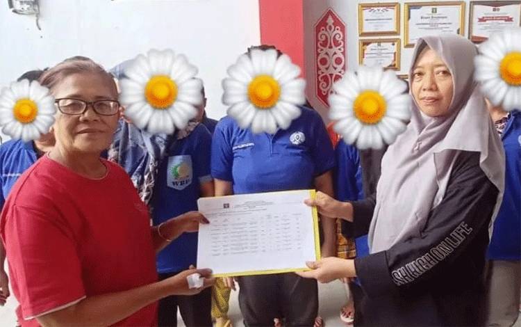 Kasi Binadik Lapas Perempuan Palangka Karni Nurseri Sinaga saat menerima tambahan narapidana (Foto : Lapas Perempuan Kelas IIA Palangka Raya)