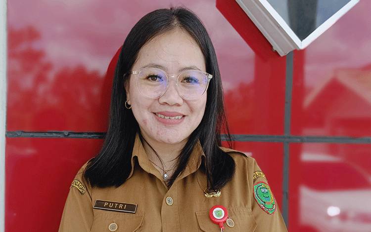 Kepala Dinas Pendidikan Sri Putri Pratiwi seusai diwawancara. (FOTO: RETHA)?