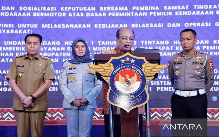 Plh. Direktur Jenderal Bina Keuda Kemendagri Horas Maurits Panjaitan pada Rapat Sinergitas Pelayanan Sistem Administrasi Manunggal Satu Atap (Samsat) Tingkat Nasional, serta Penandatanganan Keputusan Bersama Pembina Samsat Tingkat Nasional tentang Penghapusan Registrasi dan Identifikasi Kendaraan Bermotor atas Dasar Permintaan Pemilik Kendaraan Bermotor di Medan, Sumatera Utara, Jumat (2/8/2024). ANTARA/HO-Puspen Kemendagri