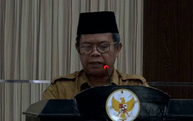 Asisten III Administrasi Umum Sekda Kobar, Syahruddin saat memberikan sambutan sekaligus membuka sosialisasi Peningkatan Kesadaran Keluarga Mewujudkan Rumah Sehat dan Layak Huni, Senin, 5 Agustus 2024. (FOTO: ISTIMEWA)
